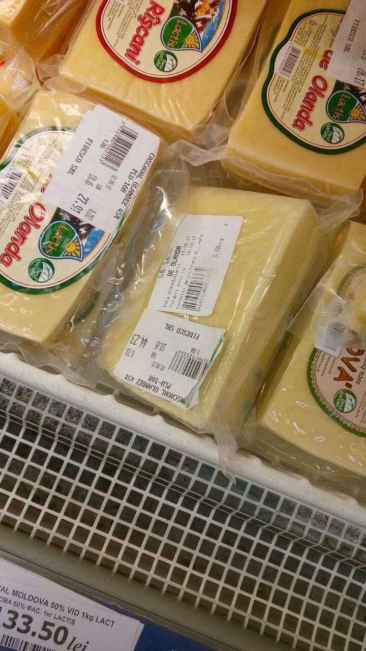 "Cașcaval cu surpriză" într-un market din Capitală (FOTO)