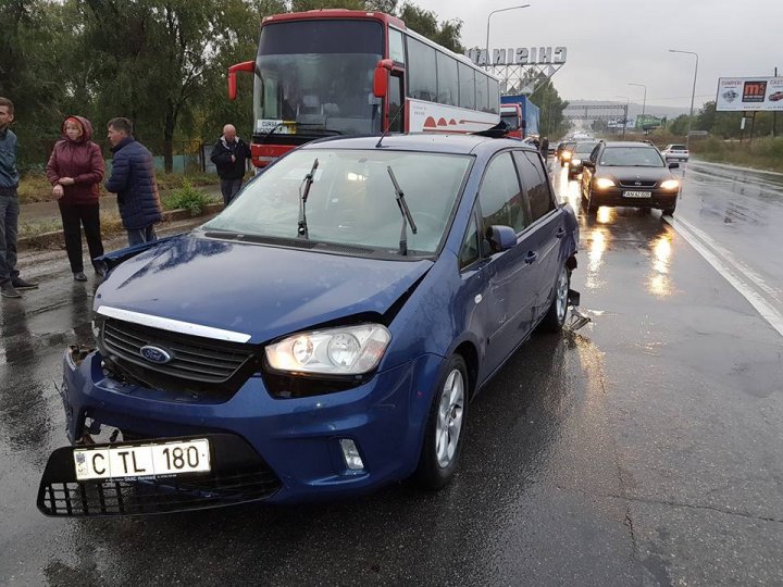 Accident GRAV la Sângera. O maşină s-a făcut zob după ce a intrat într-un TIR (FOTO)