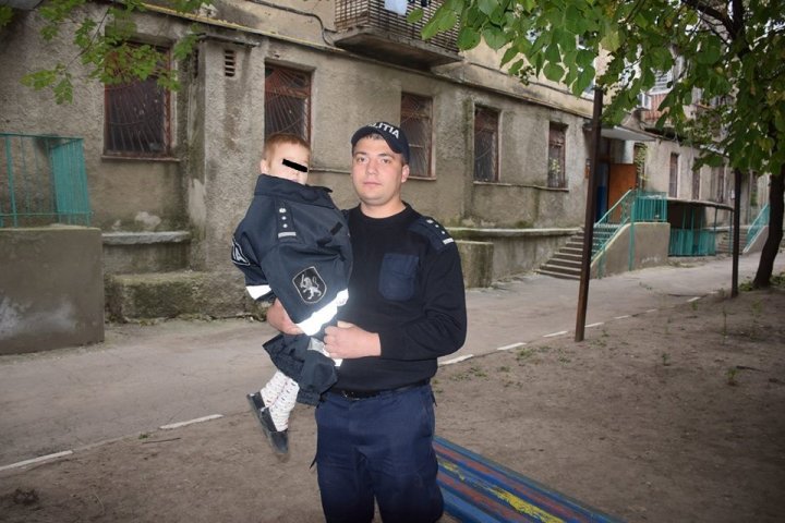 Moment emoţionant! Un copil fără părinţi, hrănit şi îmbrăcat de către poliţiştii din Bălţi