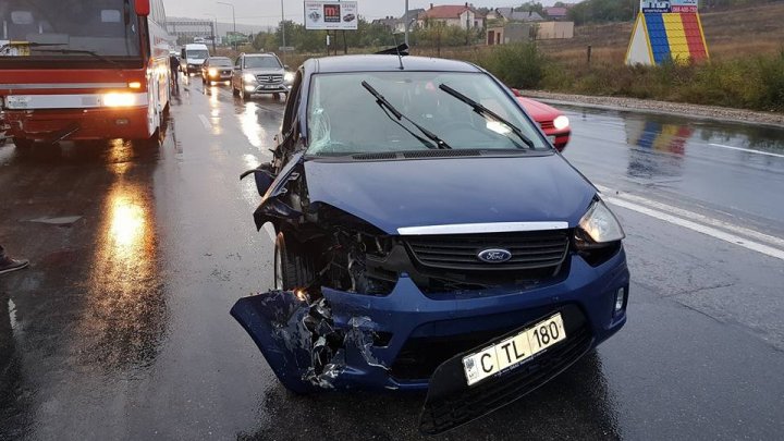 Accident GRAV la Sângera. O maşină s-a făcut zob după ce a intrat într-un TIR (FOTO)