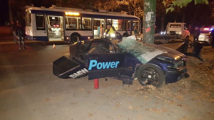 Accident GROAZNIC în Chișinău. Un BMW s-a rupt în două după ce a intrat într-un stâlp din cauza vitezei (FOTO)