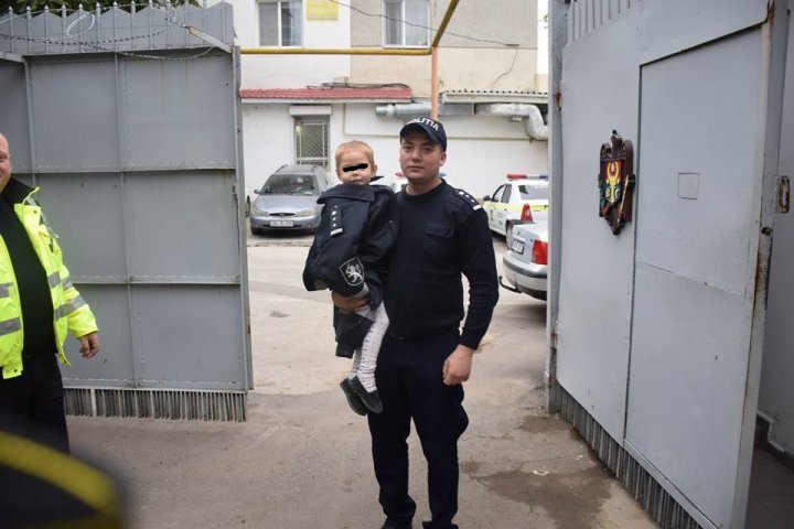 Moment emoţionant! Un copil fără părinţi, hrănit şi îmbrăcat de către poliţiştii din Bălţi