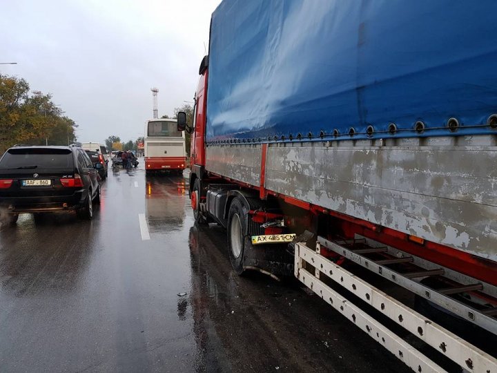 Accident GRAV la Sângera. O maşină s-a făcut zob după ce a intrat într-un TIR (FOTO)