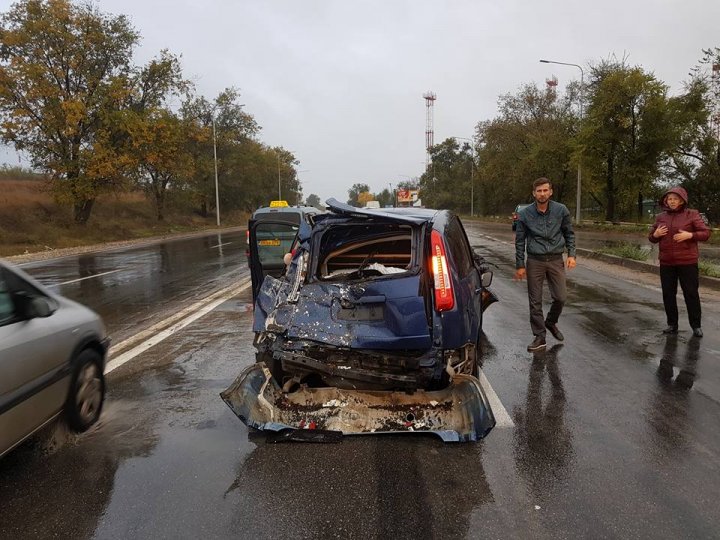 Accident GRAV la Sângera. O maşină s-a făcut zob după ce a intrat într-un TIR (FOTO)