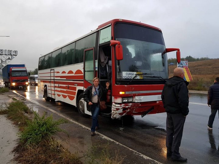 Accident GRAV la Sângera. O maşină s-a făcut zob după ce a intrat într-un TIR (FOTO)