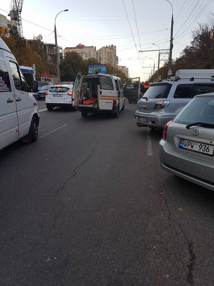 Unde le stătea mintea? O femeie şi copilul ei, lovite de maşină. Traversau prin loc nepermis şi fără să se asigure (FOTO)