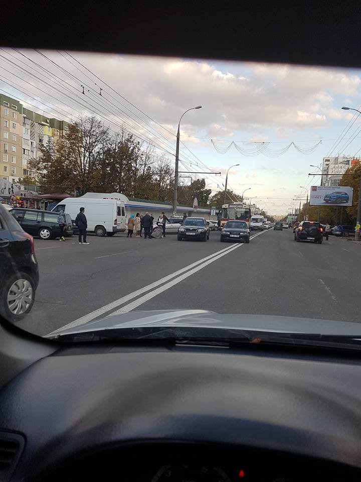 Unde le stătea mintea? O femeie şi copilul ei, lovite de maşină. Traversau prin loc nepermis şi fără să se asigure (FOTO)