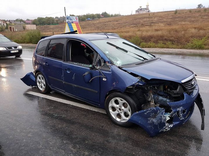 Accident GRAV la Sângera. O maşină s-a făcut zob după ce a intrat într-un TIR (FOTO)