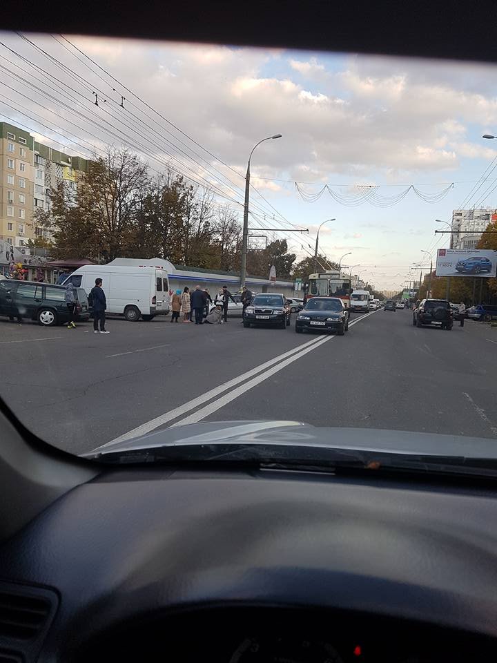 Unde le stătea mintea? O femeie şi copilul ei, lovite de maşină. Traversau prin loc nepermis şi fără să se asigure (FOTO)