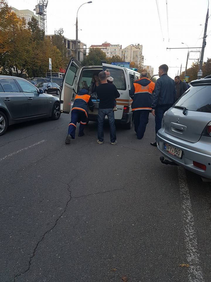 Unde le stătea mintea? O femeie şi copilul ei, lovite de maşină. Traversau prin loc nepermis şi fără să se asigure (FOTO)