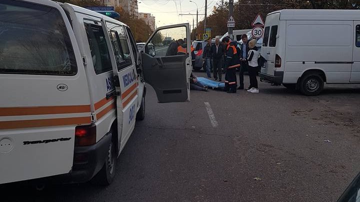 Unde le stătea mintea? O femeie şi copilul ei, lovite de maşină. Traversau prin loc nepermis şi fără să se asigure (FOTO)