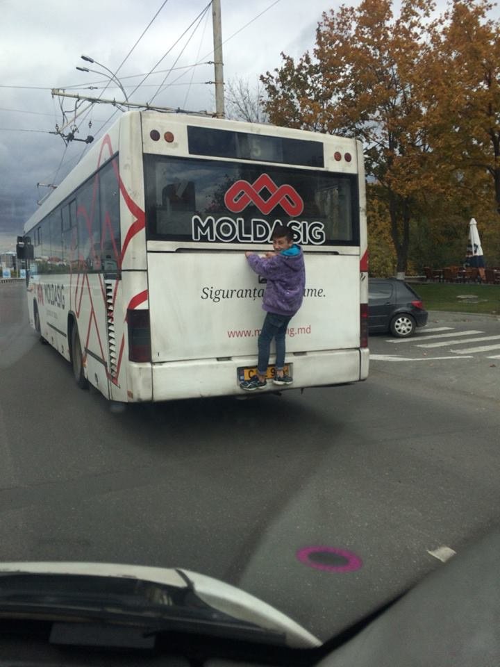 Călătorie extrem de periculoasă a unui minor de Ziua Oraşului (FOTO)