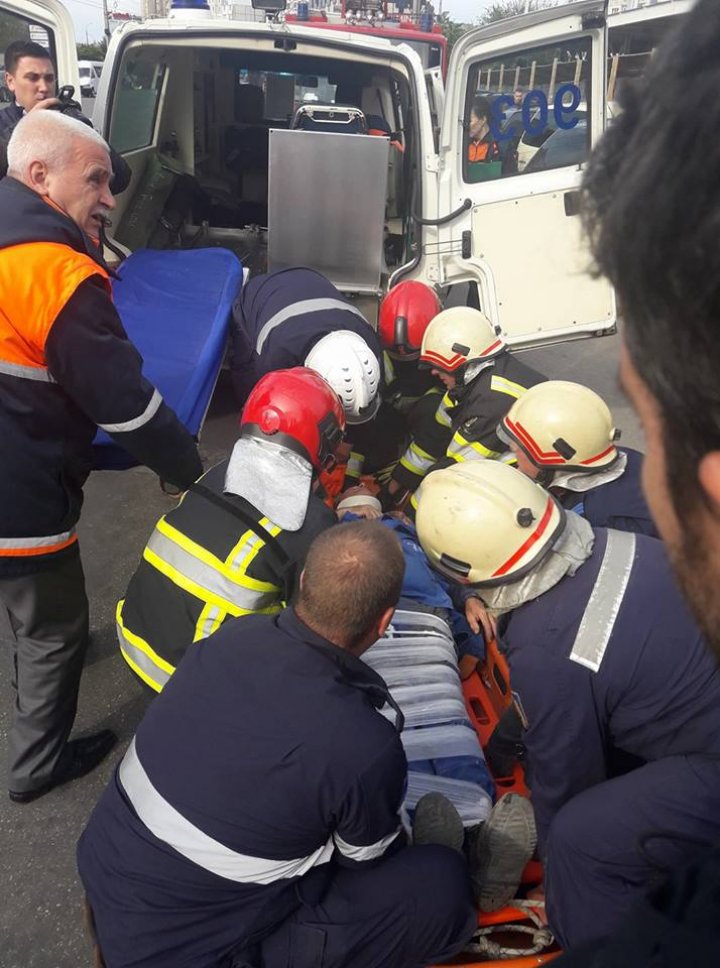 Accident de muncă pe un şantier din Capitală. Un bărbat a căzut de la o înălţime de cinci metri