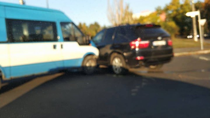 ACCIDENT dis-de-dimineață în Capitală: Un microbuz a intrat într-un BMW (VIDEO)