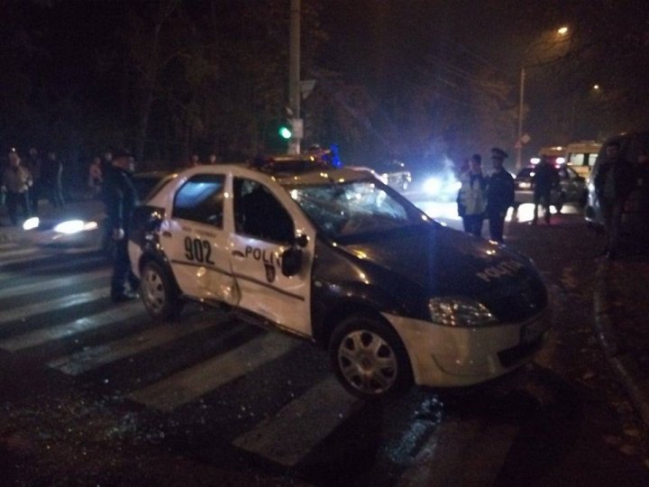 Accident SPECTACULOS în sectorul Buiucani al Capitalei. O mașină de poliție, răsturnată pe o trecere de pietoni (FOTO/VIDEO)