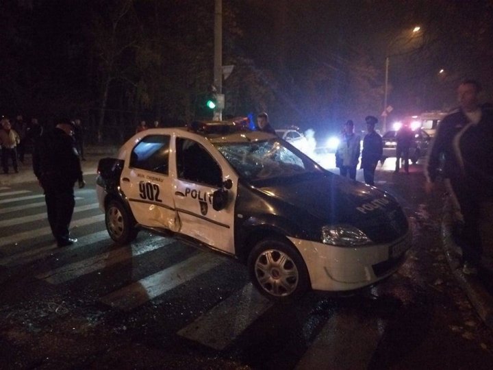 Accident SPECTACULOS în sectorul Buiucani al Capitalei. O mașină de poliție, răsturnată pe o trecere de pietoni (FOTO/VIDEO)