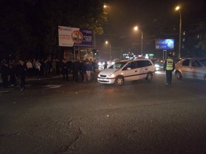 Accident SPECTACULOS în sectorul Buiucani al Capitalei. O mașină de poliție, răsturnată pe o trecere de pietoni (FOTO/VIDEO)