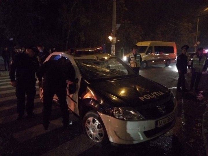 Accident SPECTACULOS în sectorul Buiucani al Capitalei. O mașină de poliție, răsturnată pe o trecere de pietoni (FOTO/VIDEO)