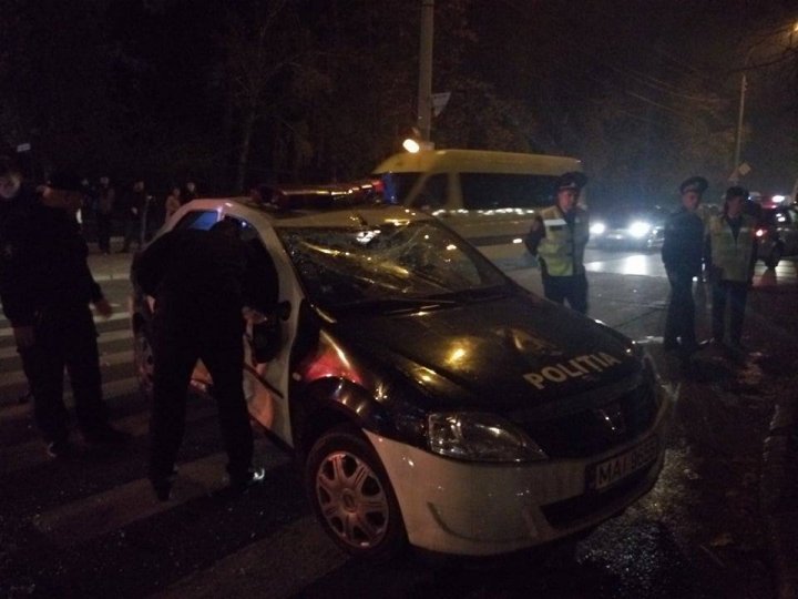 Accident SPECTACULOS în sectorul Buiucani al Capitalei. O mașină de poliție, răsturnată pe o trecere de pietoni (FOTO/VIDEO)