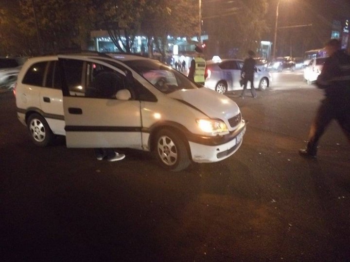 Accident SPECTACULOS în sectorul Buiucani al Capitalei. O mașină de poliție, răsturnată pe o trecere de pietoni (FOTO/VIDEO)