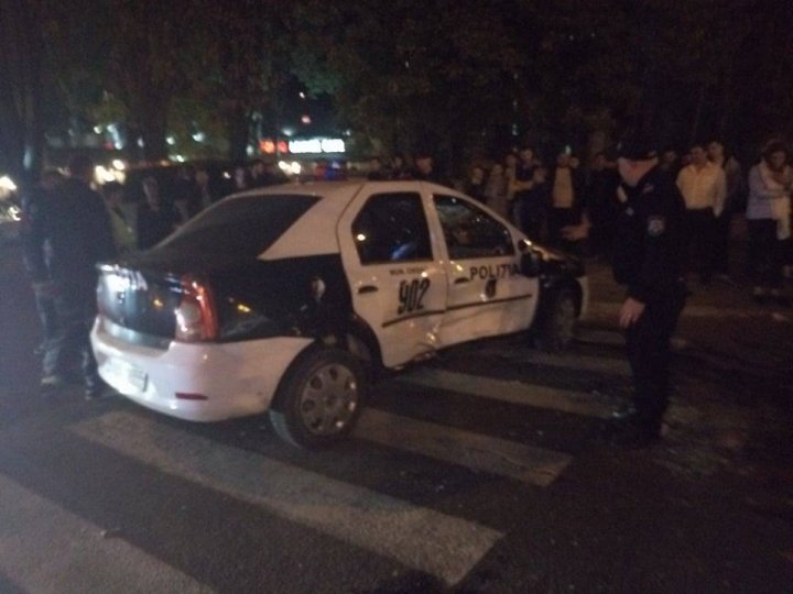 Accident SPECTACULOS în sectorul Buiucani al Capitalei. O mașină de poliție, răsturnată pe o trecere de pietoni (FOTO/VIDEO)