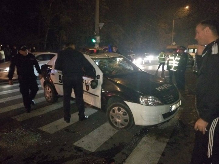 Accident SPECTACULOS în sectorul Buiucani al Capitalei. O mașină de poliție, răsturnată pe o trecere de pietoni (FOTO/VIDEO)