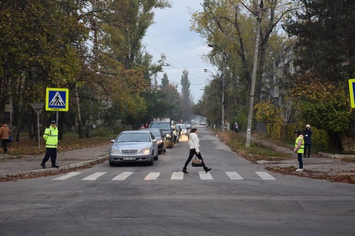 Cei mai tineri pietoni din Capitală au fost învățați cum să traverseze corect strada, dar și cum să dirijeze traficul (FOTO)