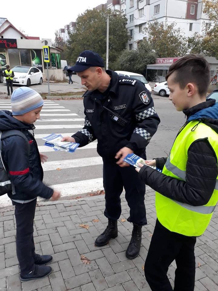 Cei mai tineri pietoni din Capitală au fost învățați cum să traverseze corect strada, dar și cum să dirijeze traficul (FOTO)