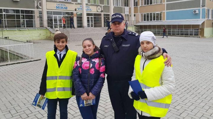 Cei mai tineri pietoni din Capitală au fost învățați cum să traverseze corect strada, dar și cum să dirijeze traficul (FOTO)