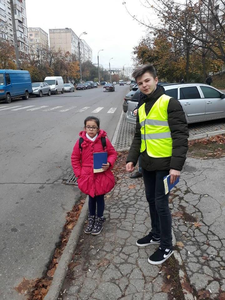 Cei mai tineri pietoni din Capitală au fost învățați cum să traverseze corect strada, dar și cum să dirijeze traficul (FOTO)