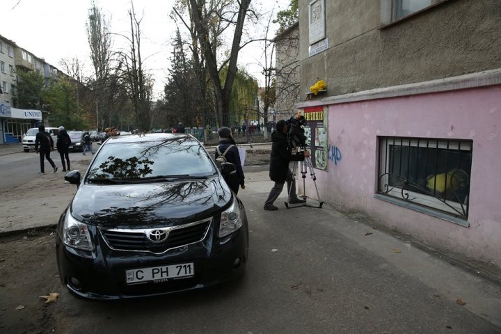 Comemorarea lui Doina si Ion Aldea Teodorovici, știrbită de o mașină parcată neregulamentar (FOTO)