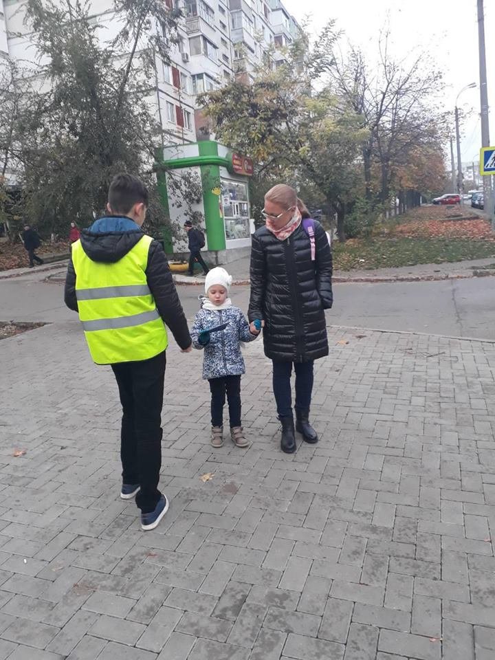 Cei mai tineri pietoni din Capitală au fost învățați cum să traverseze corect strada, dar și cum să dirijeze traficul (FOTO)