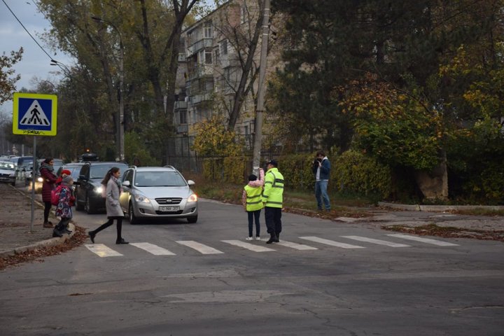 Cei mai tineri pietoni din Capitală au fost învățați cum să traverseze corect strada, dar și cum să dirijeze traficul (FOTO)