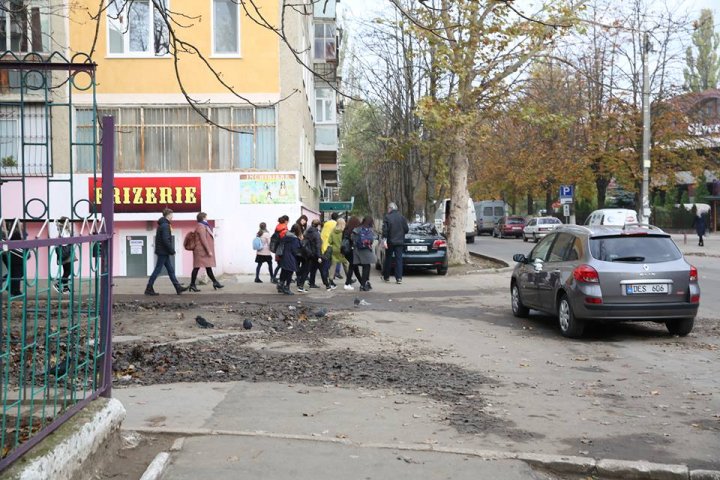 Comemorarea lui Doina si Ion Aldea Teodorovici, știrbită de o mașină parcată neregulamentar (FOTO)