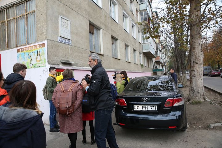 Comemorarea lui Doina si Ion Aldea Teodorovici, știrbită de o mașină parcată neregulamentar (FOTO)