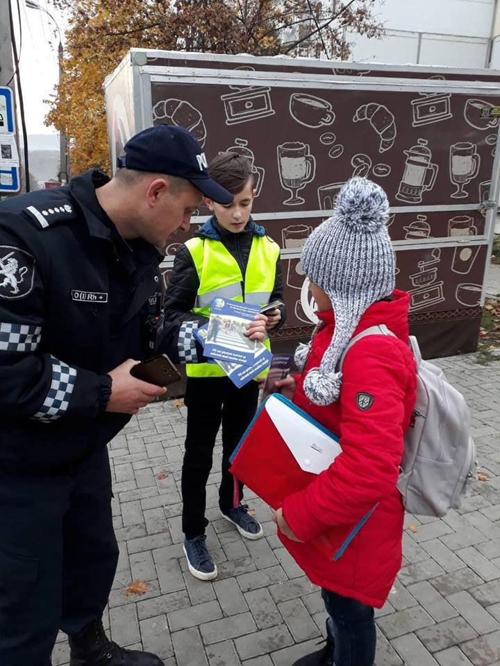 Cei mai tineri pietoni din Capitală au fost învățați cum să traverseze corect strada, dar și cum să dirijeze traficul (FOTO)