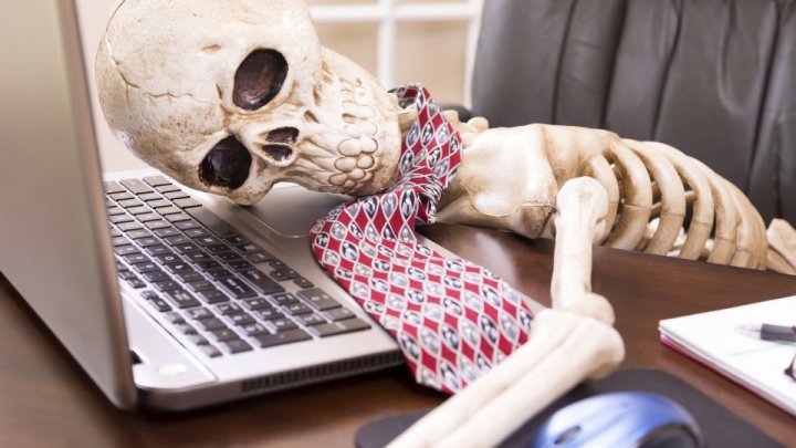 Câte ore suplimentare de muncă TE POT UCIDE? Cazul unei jurnaliste radio