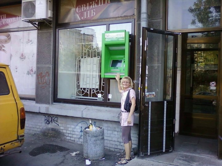 În genunchi în fața bancomatului. Ce trebuie să facă oamenii din Ucraina ca să scoată bani (FOTO)