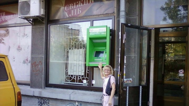 În genunchi în fața bancomatului. Ce trebuie să facă oamenii din Ucraina ca să scoată bani (FOTO)