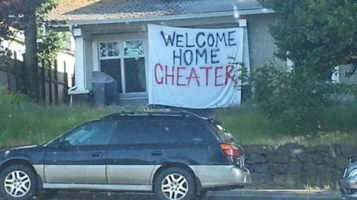 Şi-a înşelat soţia cu cea mai bună prietenă a ei. Ce a găsit în faţa casei (FOTO)