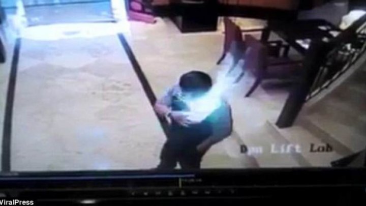 Șocant! Momentul în care un telefon explodează în buzunarul unui bărbat (VIDEO)