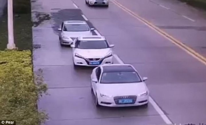 Moment terifiant pentru un şofer de Audi. Ce ghinion a avut tânărul (VIDEO)