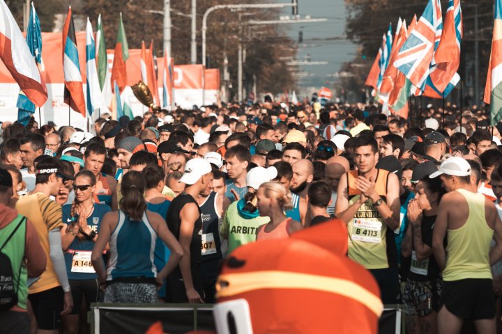 Cel mai important eveniment al anului. Maratonul Internaţional Chişinău atrage mii de participanţi (GALERIE FOTO)