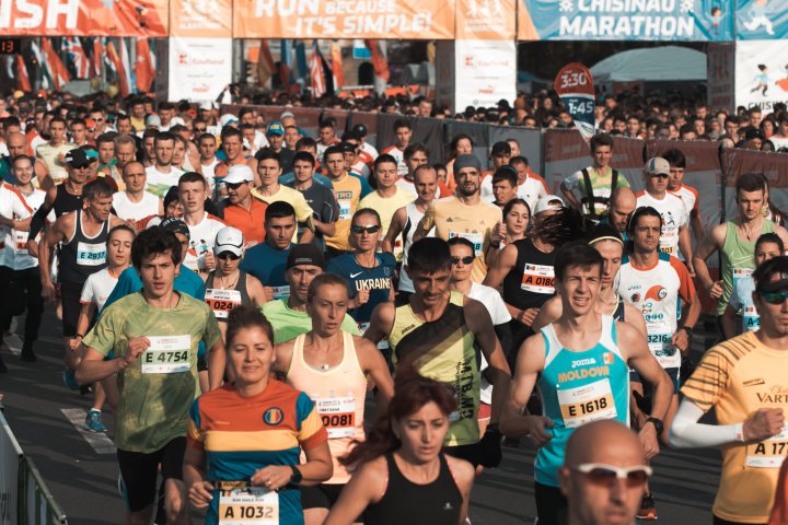 Cel mai important eveniment al anului. Maratonul Internaţional Chişinău atrage mii de participanţi (GALERIE FOTO)