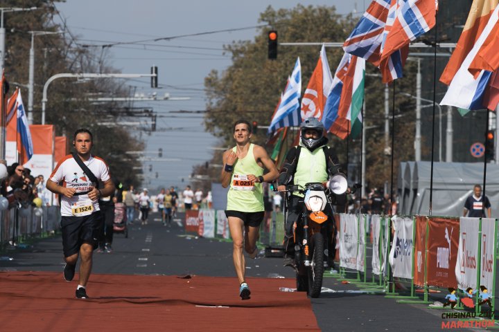 FOTOREPORT: Aproximativ 17 mii de oameni au participat la cea de-a treia ediţie a maratonului din Chişinău