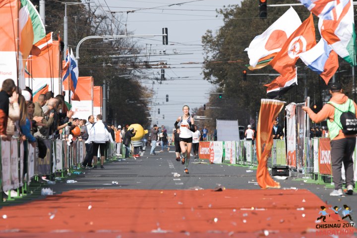 FOTOREPORT: Aproximativ 17 mii de oameni au participat la cea de-a treia ediţie a maratonului din Chişinău