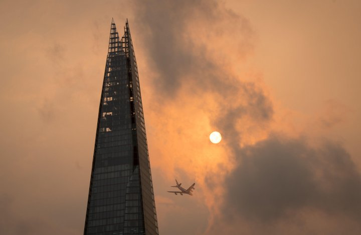 Soarele, TRANSFORMAT în sânge. Uraganul Ofelia oferă IMAGINI SPECTACULOASE în Marea Britanie (FOTO/VIDEO)