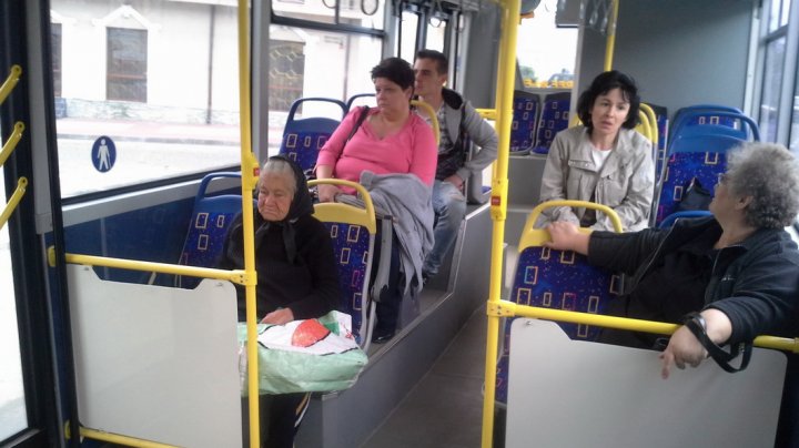 NU mai oferi locul persoanelor în vârstă în transportul public. Ce RĂU le faci