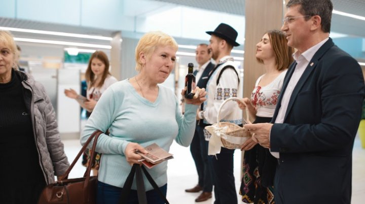 SURPRIZĂ pentru pasagerii care au aterizat pe aeroportul din Chişinău. Ce au primit în dar (FOTO)