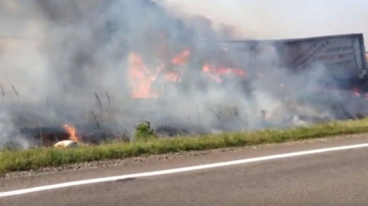 Un autocar cu 42 de copii a luat foc. Echipaje de pompieri la faţa locului  